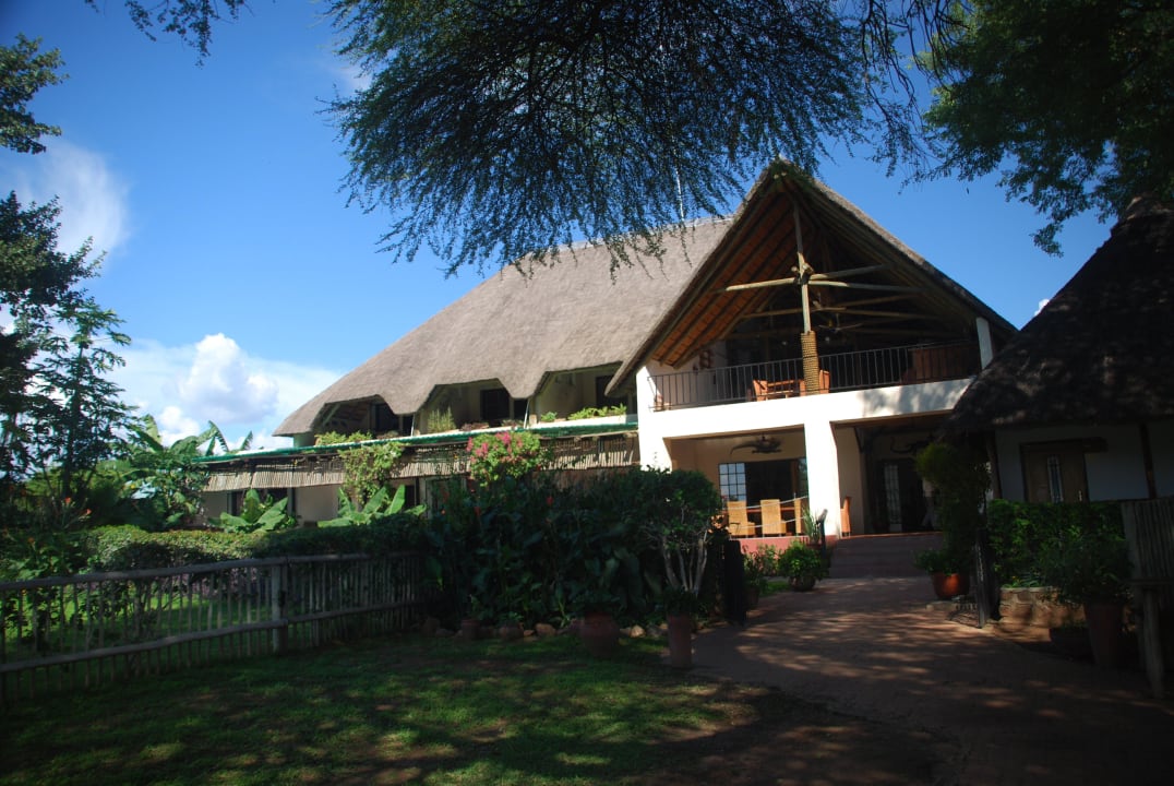 Blick vom Garten auf die Lodge Hotel The Garden Lodge On The Chobe River