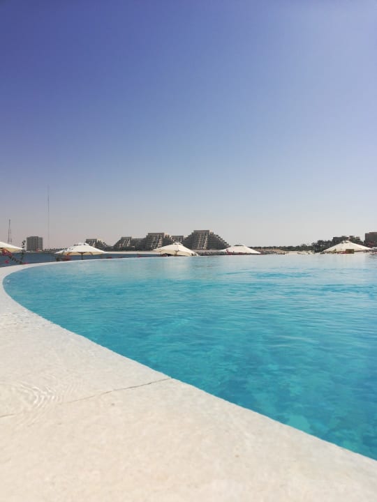 Infinity Pool DoubleTree by Hilton Resort & Spa Marjan Island