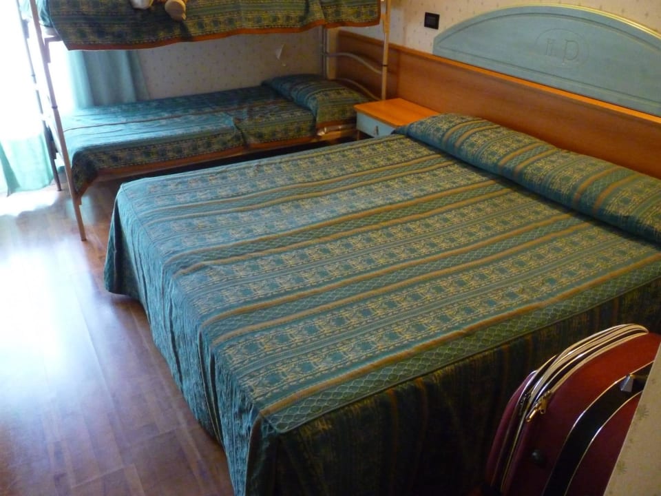 Ehebett und wackeliges Doppelstockbett Hotel President