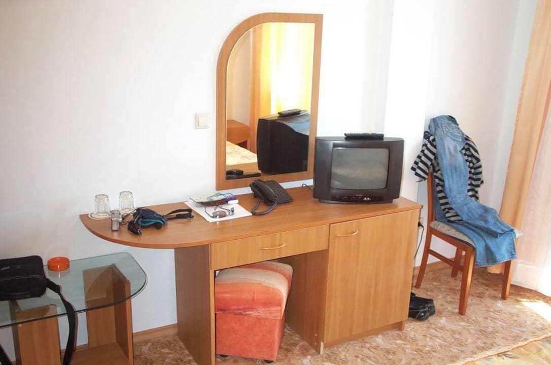 Genügend Platz - Fernseher und Minibar Hotel Villa Albatros