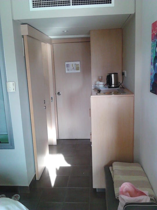 Eingang Napa Mermaid Hotel & Suites