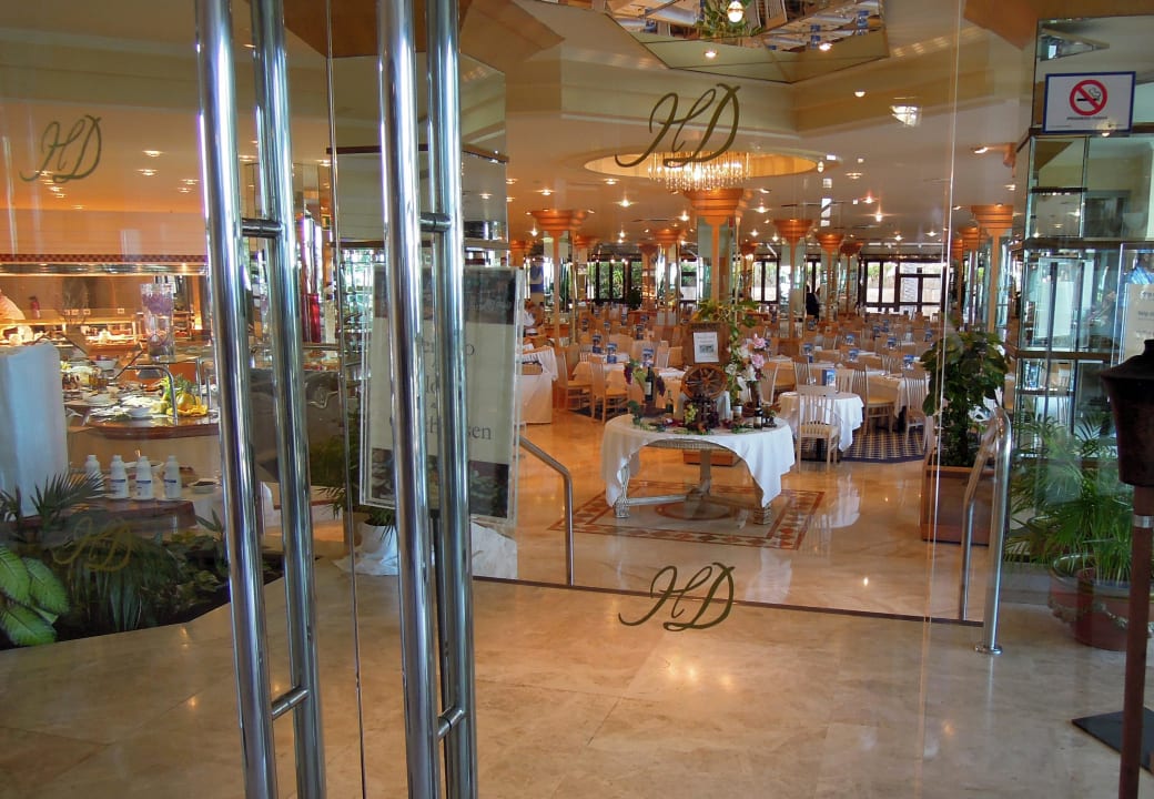 Von 18:00 bis 21:30 gibts abends viel Essen! Corallium Dunamar by Lopesan Hotels