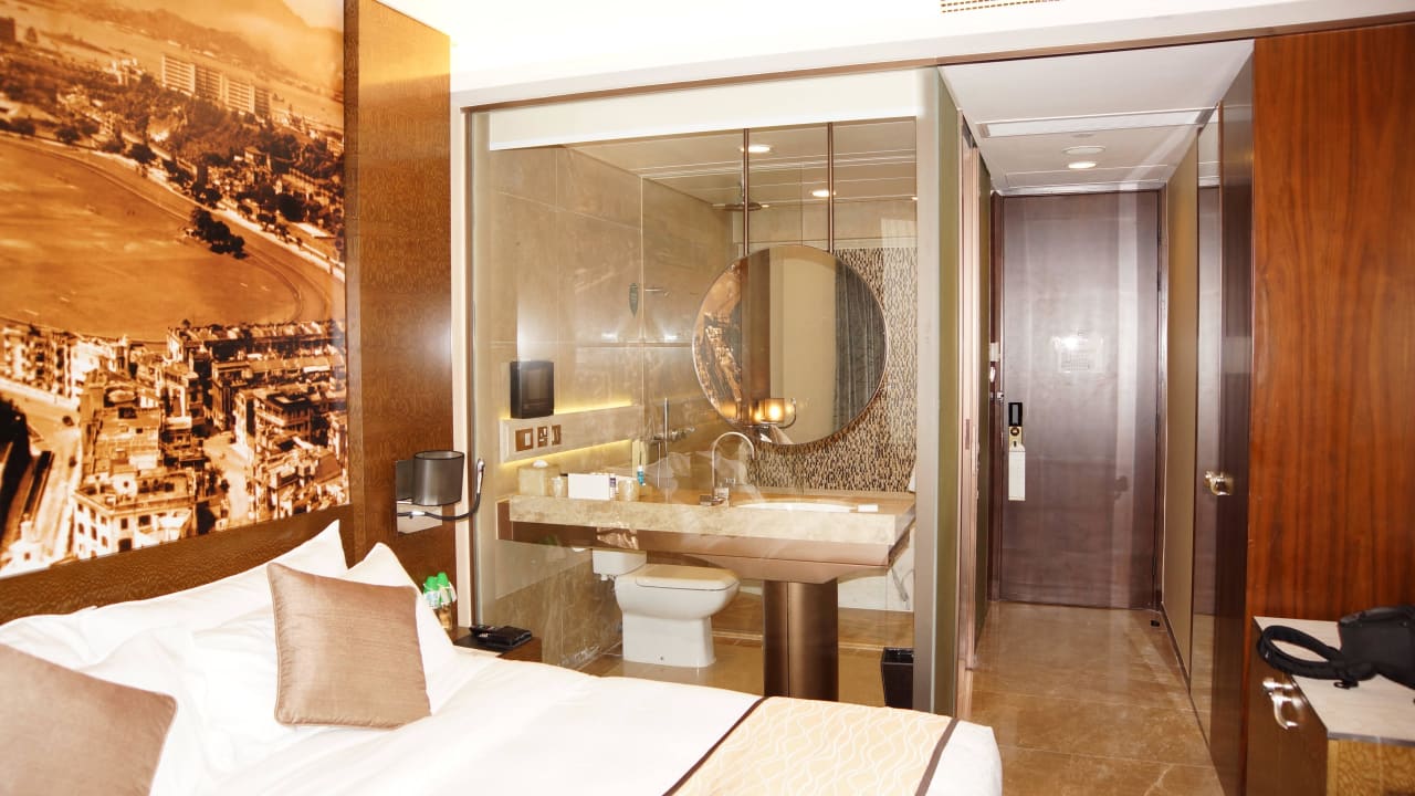 Bett mit Blick zum Badezimmer Hotel Harbour Grand Hong Kong