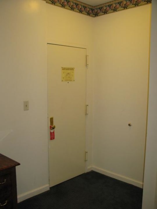 Zimmer 607 - Zimmertür von innen St. James Hotel