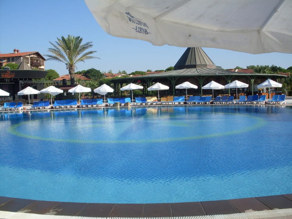 Pool mit Bar im Hintergrund Papillon Belvil