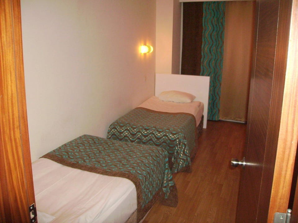 Separates Kinderzimmer mit 2 Betten und Flat TV Seaden Sea World Resort & Spa