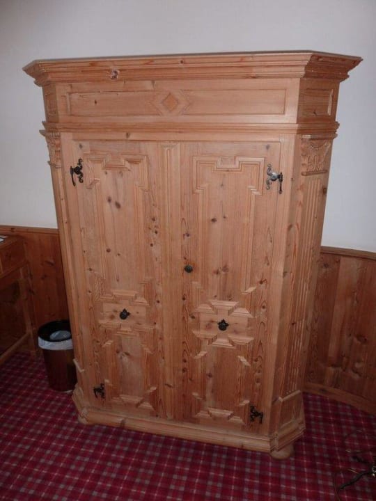 Schöner Bauernschrank Hotel Alpin Spa Tuxerhof