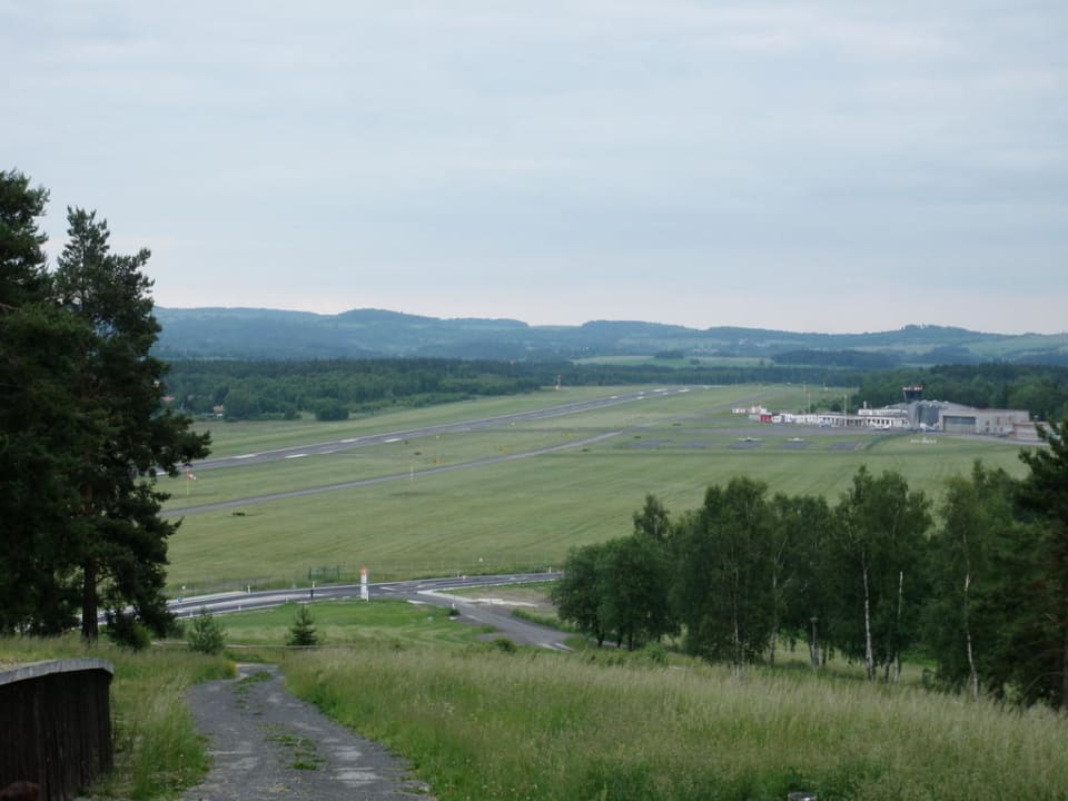 Blick von der Terrasse zum Flughafen Hotel Veitsberg-Vitkova Hora