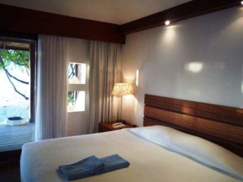 Bett mit Blick auf den Strand und das Meer Diamonds Thudufushi