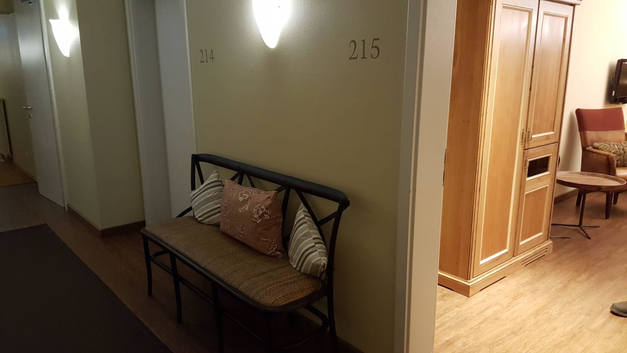 Gänge zu den Zimmern im 2.ten Stock Hotel Ampervilla