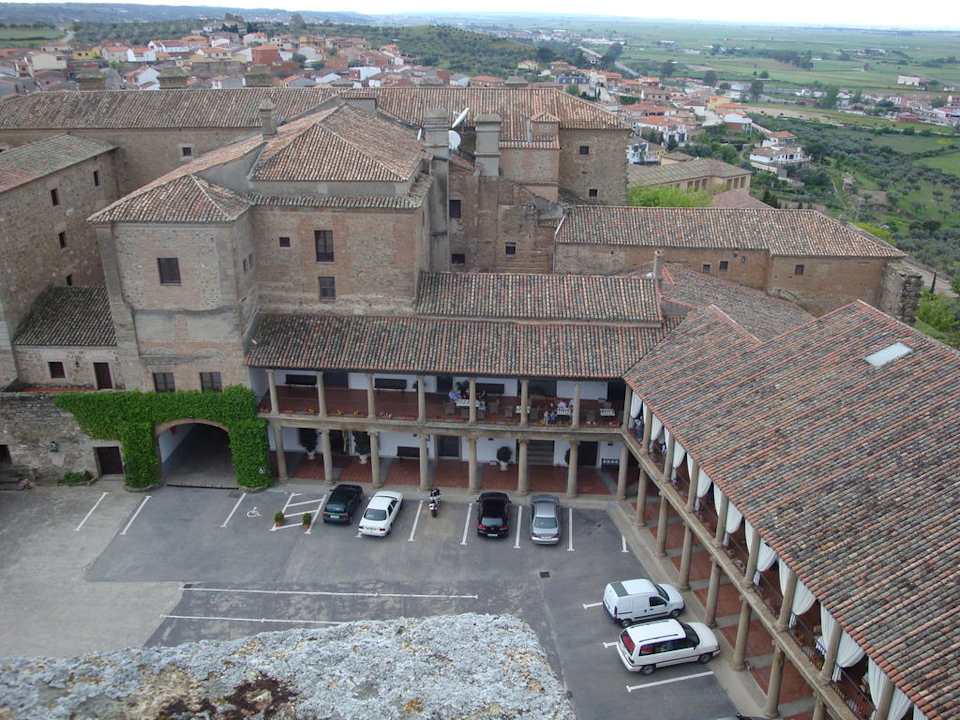 Parkplatzant/Innenhof/Restaurantterrasse Hotel Parador de Oropesa