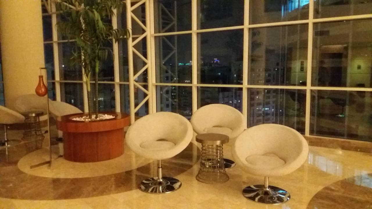 Sitzgruppen auf Zwischenetagen Grand Millennium Al Wahda Abu Dhabi