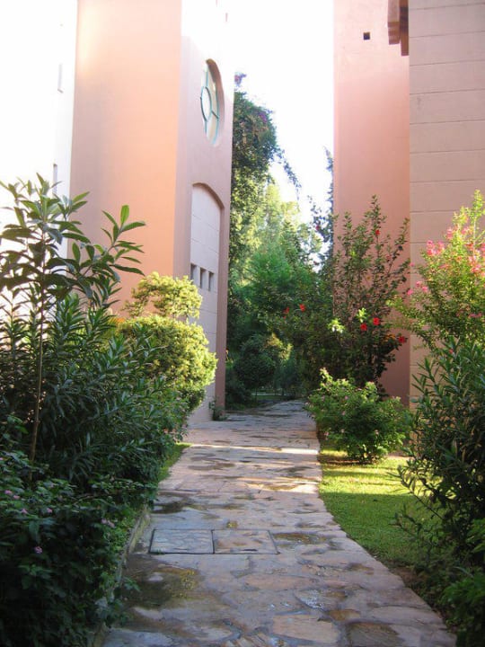 Der Weg zum Bungalow Greenwood Kemer Resort