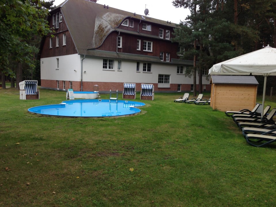 Poolanlage am Weg zum Restaurant TUI SUNEO Kinderresort Usedom