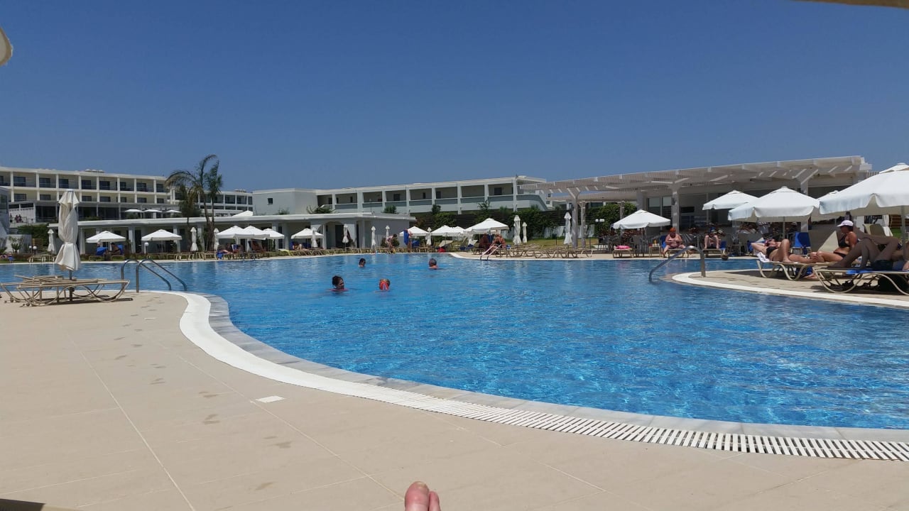 Von der Liege aus Asterias Beach Resort