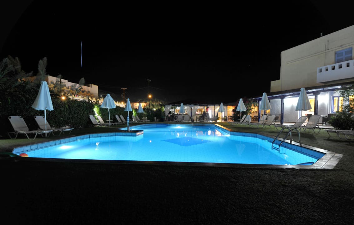 Fragiskos pool by night Hotel Fragiskos