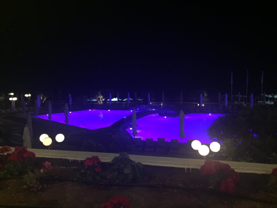 Pool bei Nacht Creta Maris Resort