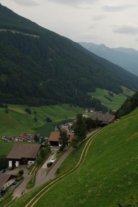 Blick vom Wanderweg in Richtung Haus/ Stall Panorama-Appartements Oberkofl