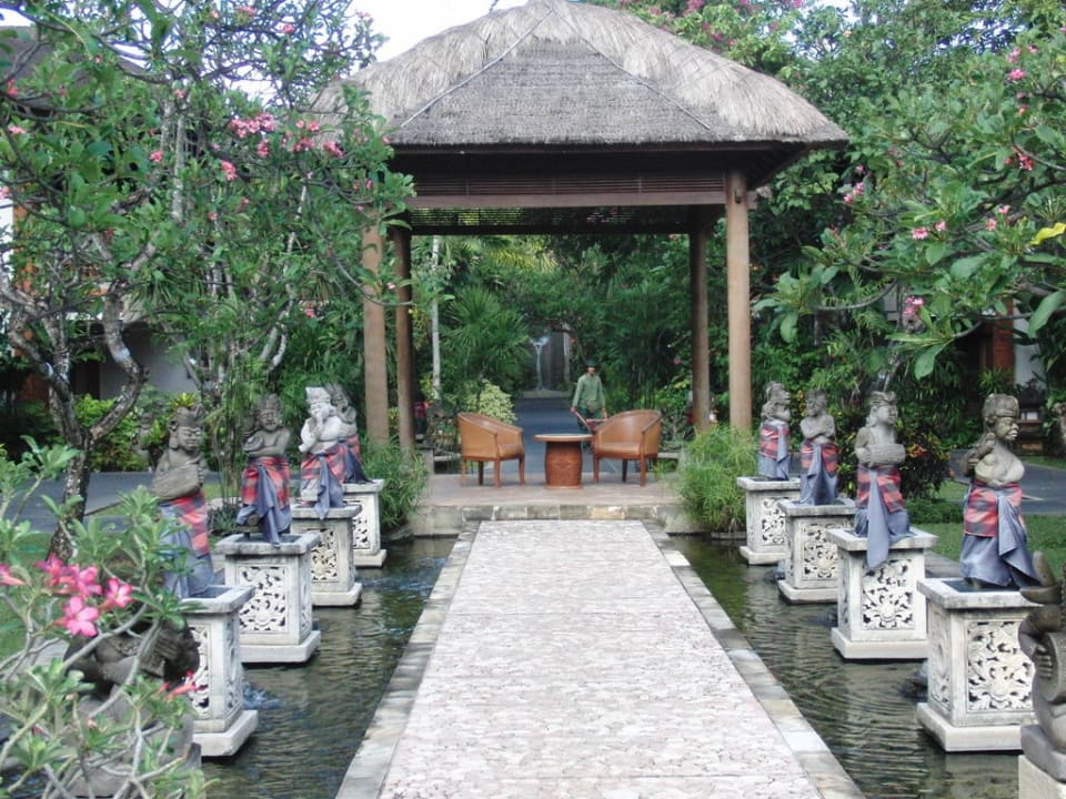Schöne Plastiken Padma Resort Legian