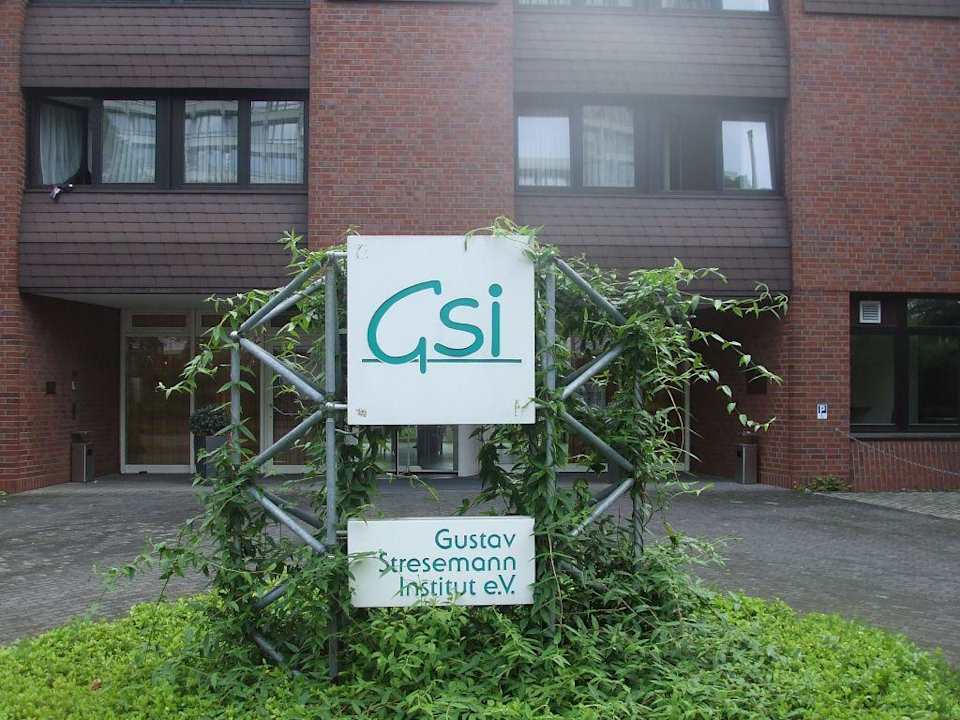 Haupteingang vom Gustav Stresemann Institut GSI Hotel Bonn