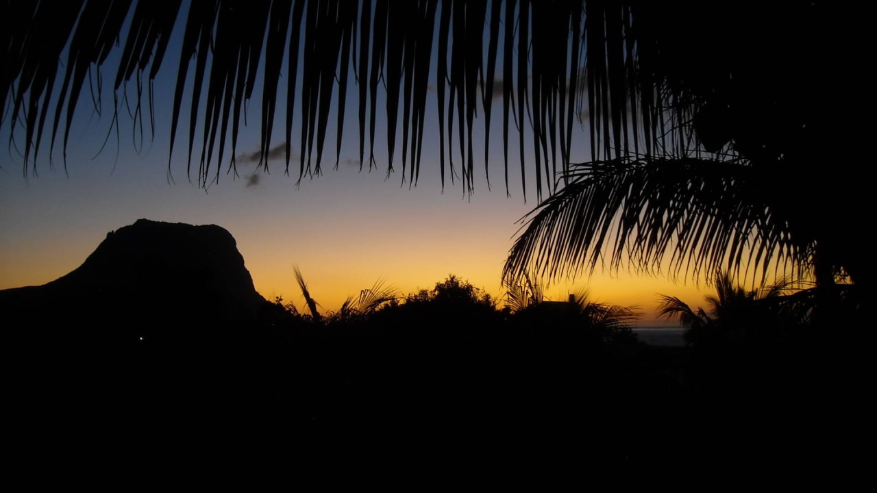 Sonnenuntergang mit Le Morne von unserem Balkon Villa Seewoo