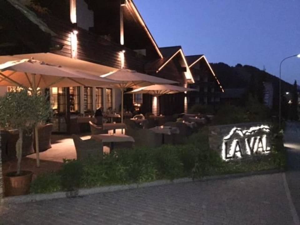 Frontansicht bei Nacht La Val Hotel & Spa