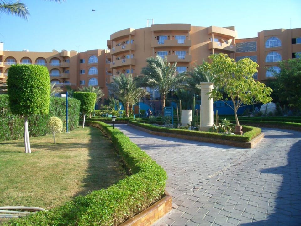 Grünanlage und Hotel Golden Beach Resort