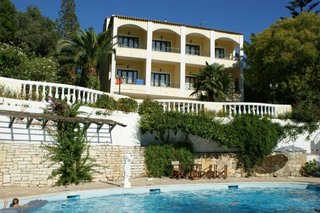 Widok hotelu i basenu hotelowego Hotel & Apartments Liapades Beach