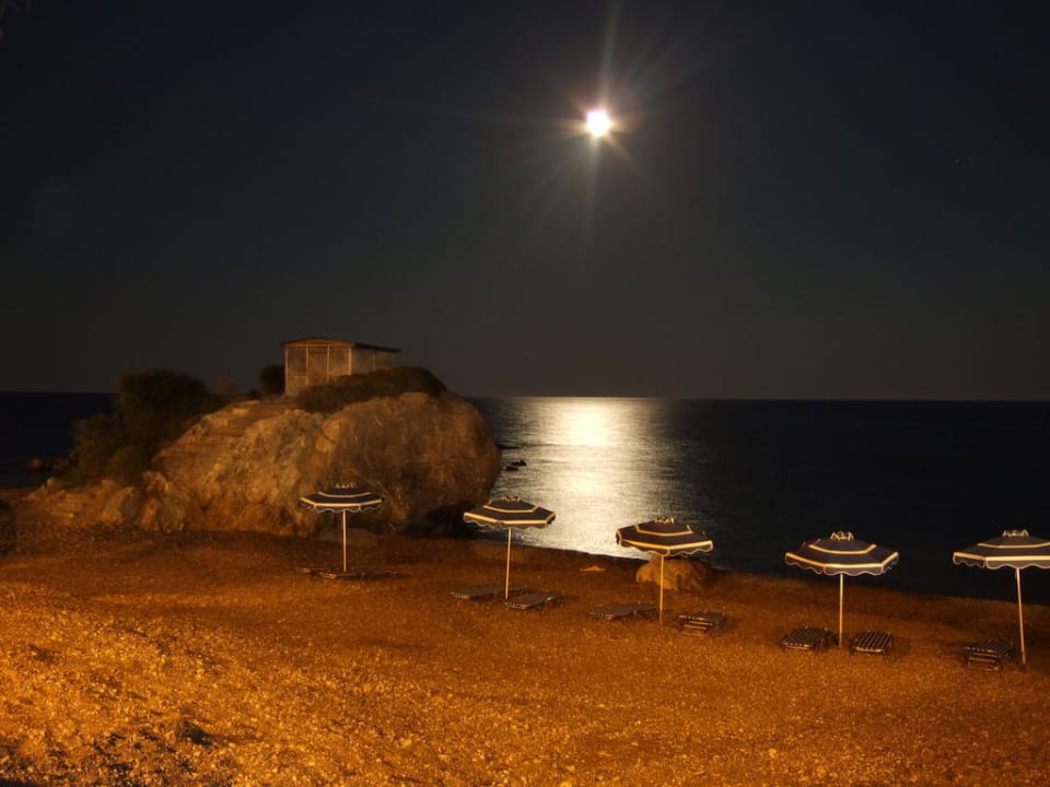 Plaża nocą - widok z Lastrady Ekaterini Hotel