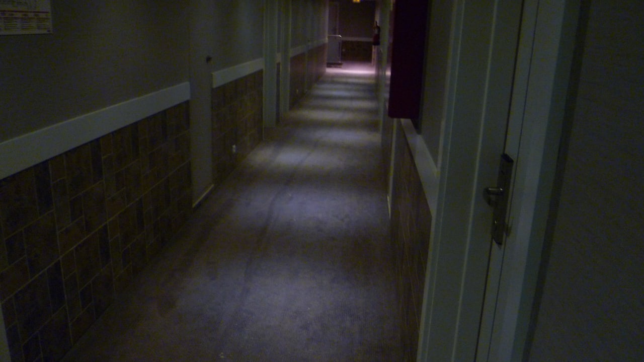 Dreckiger Teppichboden in den Fluren Topázio Vibe Beach Hotel & Apartments