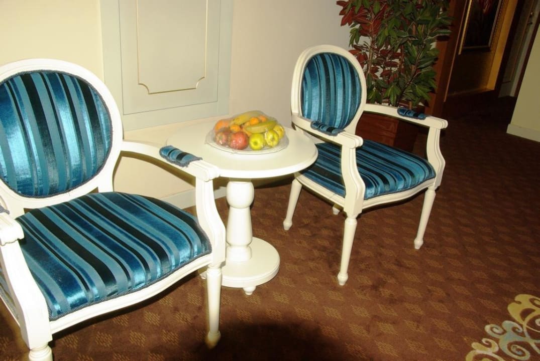 Am Gangbereich nun mit Obst Diamond Excellence Resort & Spa