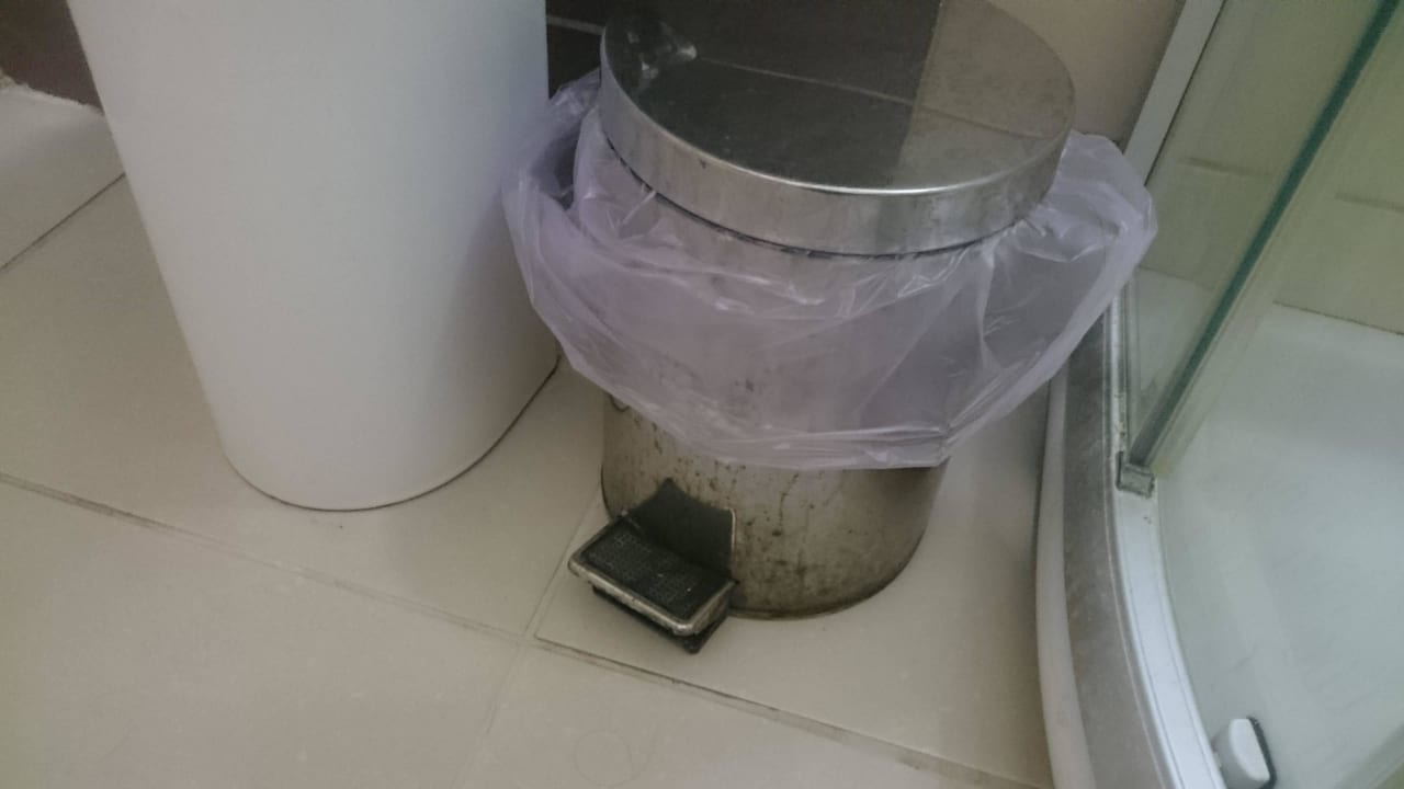 Dreckiger Müll bei check in Hotel Little Inn