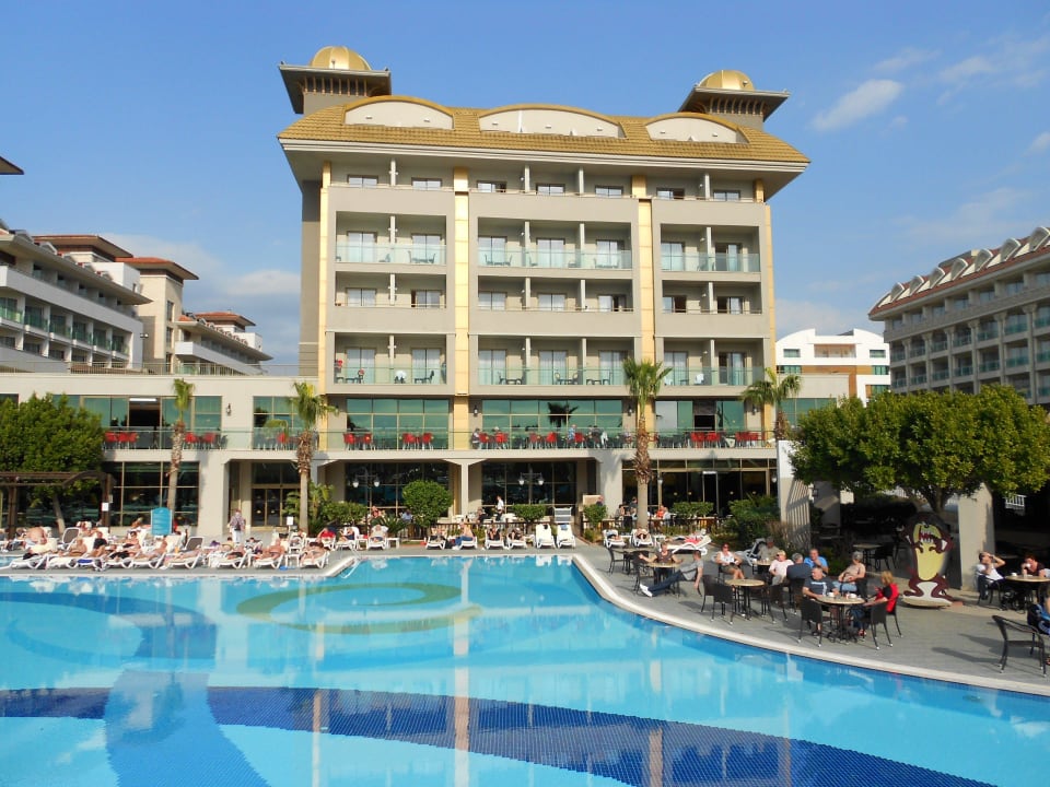 Links Sunis, Rechts Seamelia und Port Side Aydinbey Kings Palace & Spa