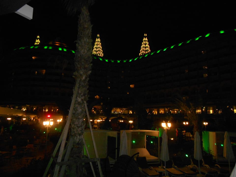 Poolanlage bei Nacht Hotel Delphin Imperial