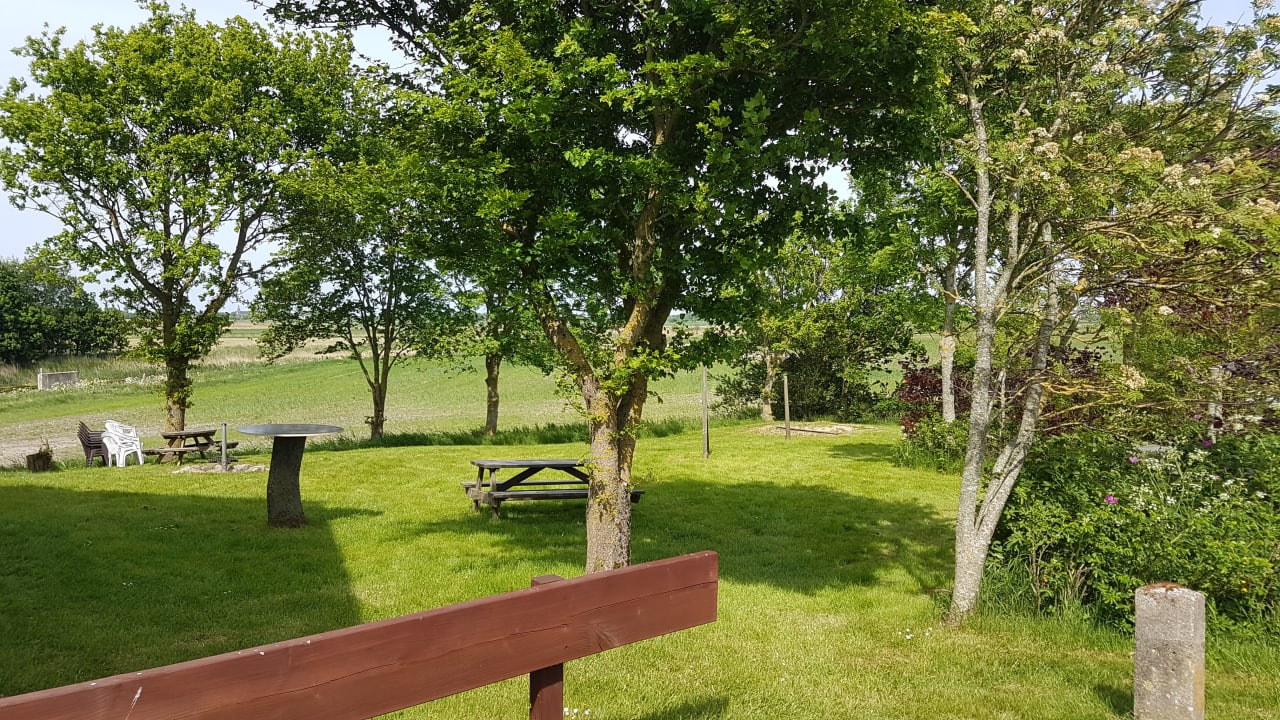 Gartenanlage Ferienhaus Hemenswarft direkt an der Nordsee mit Meerblick
