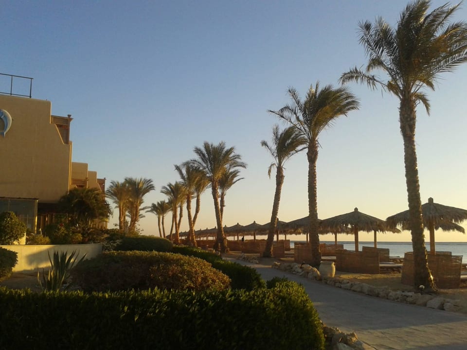 Strandbereich beim Sonnenaufgang The Breakers Diving & Surfing Lodge