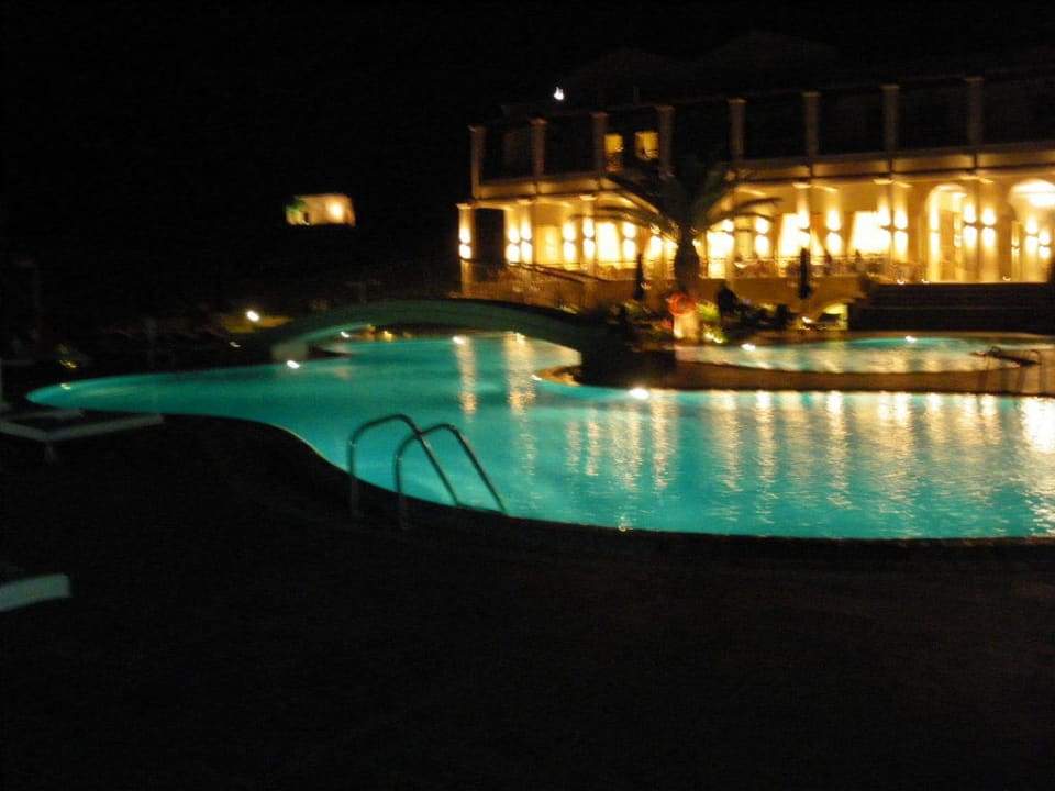 Pool mit Blick auf das Restaurant Lindian Dream Seaside Resort