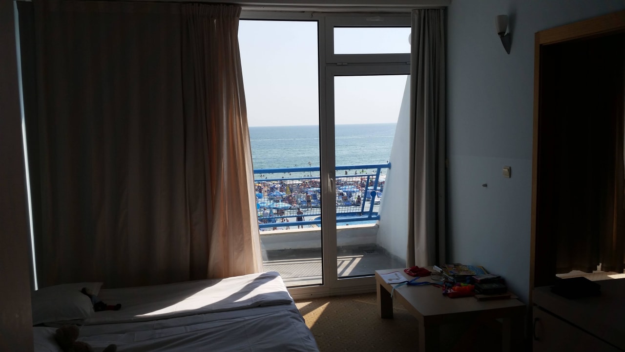 Der Wohnbereich mit zwei Zustellbetten AluaSun Helios Beach