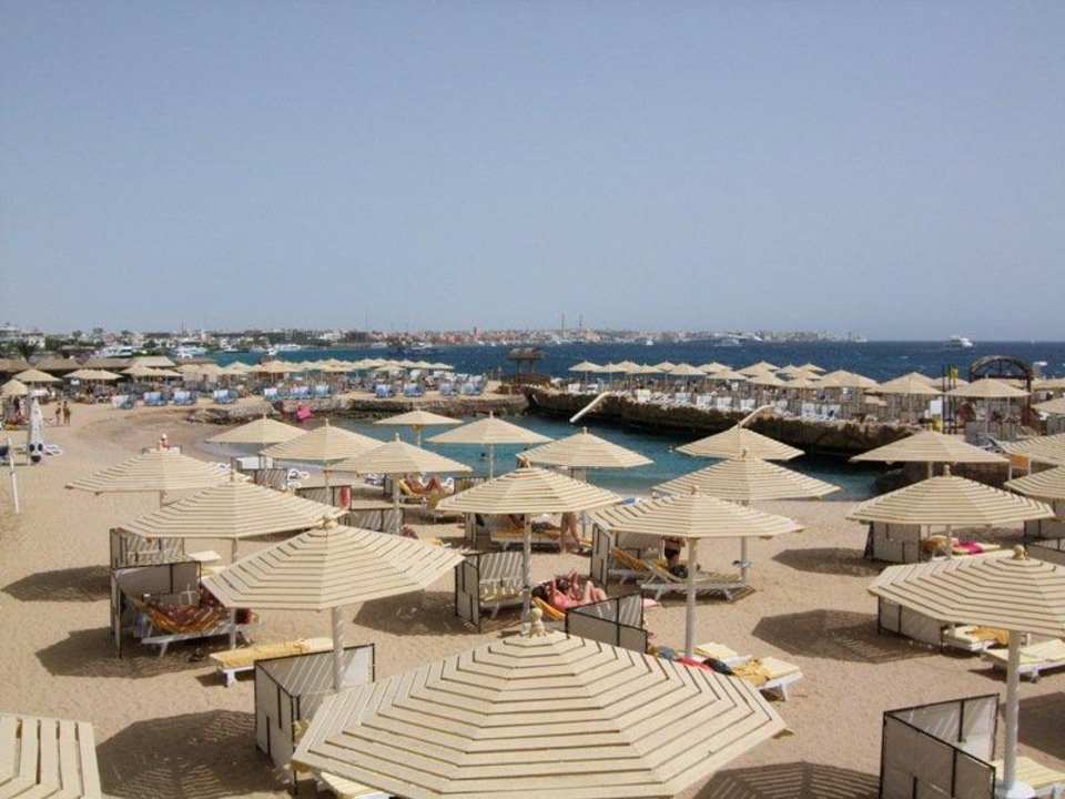 Blick vom Pool zum Strand SUNRISE Holidays Resort (Adults Only)