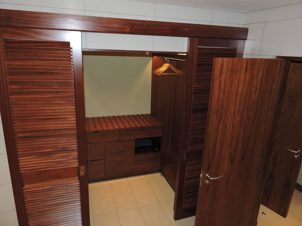 Ankleideraum mit Safe Sands Suites Resort & Spa