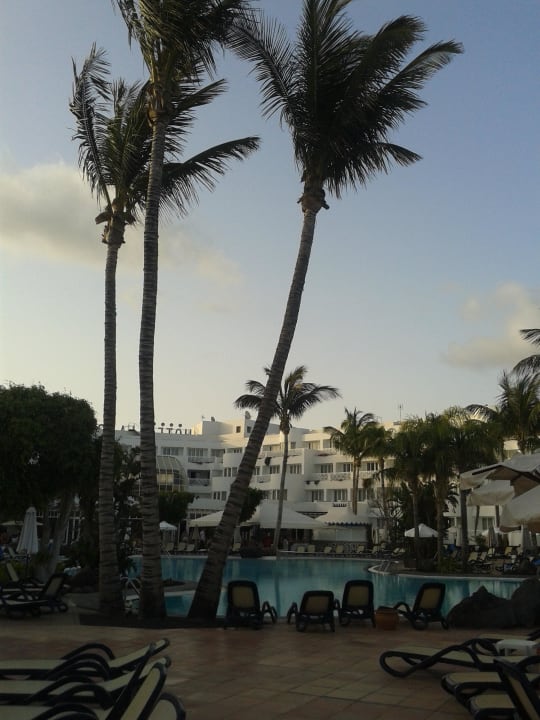 Blick auf Pool mit Hotel im Hintergrund Hipotels La Geria