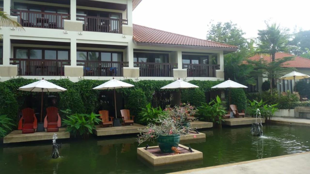 Blick zu den Zimmern The Briza Beach Resort Khaolak