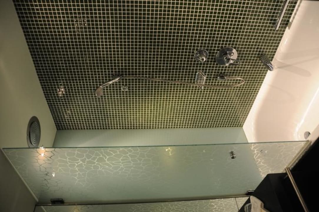Bad mit Dusche Radisson Blu Hotel Köln