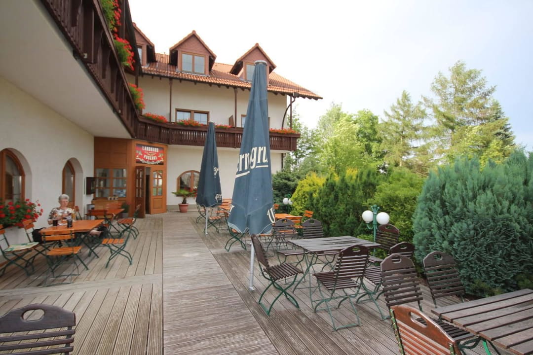 Biergarten und Eingang Landhaus Puschke
