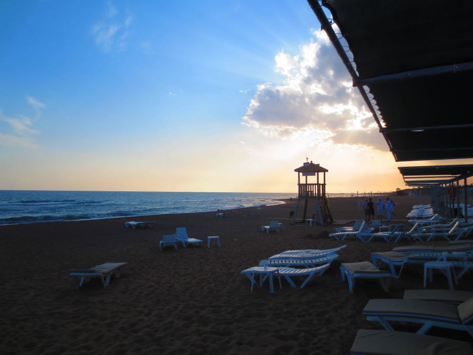 Hotelstrand am Abend VONRESORT Golden Coast