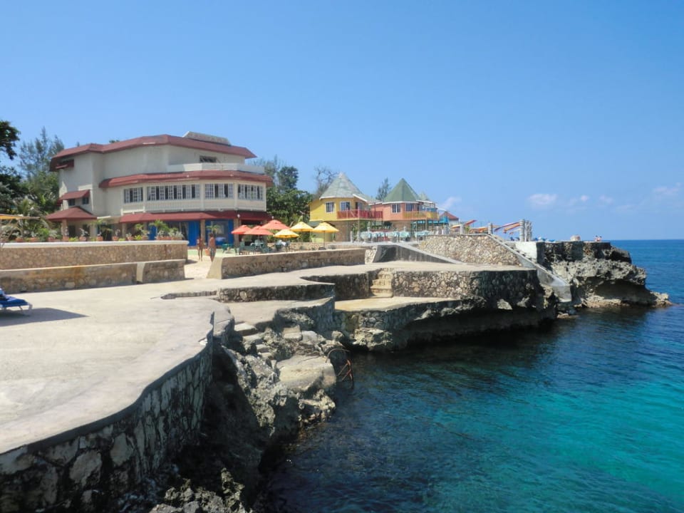 Blick auf Restaurant mit Außenanlage Samsara Cliff Resort