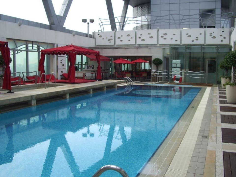 Poolbereich on top 42 Stock Cordis Hotel