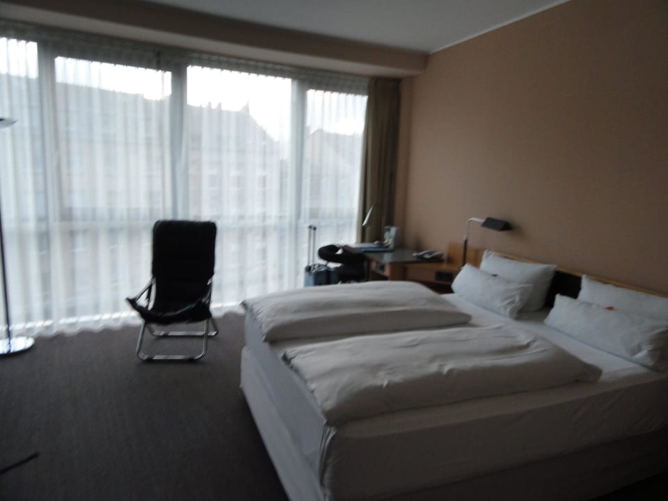 Schlafzimmer mit bodenhohen Fenstern Hotel NH Düsseldorf City