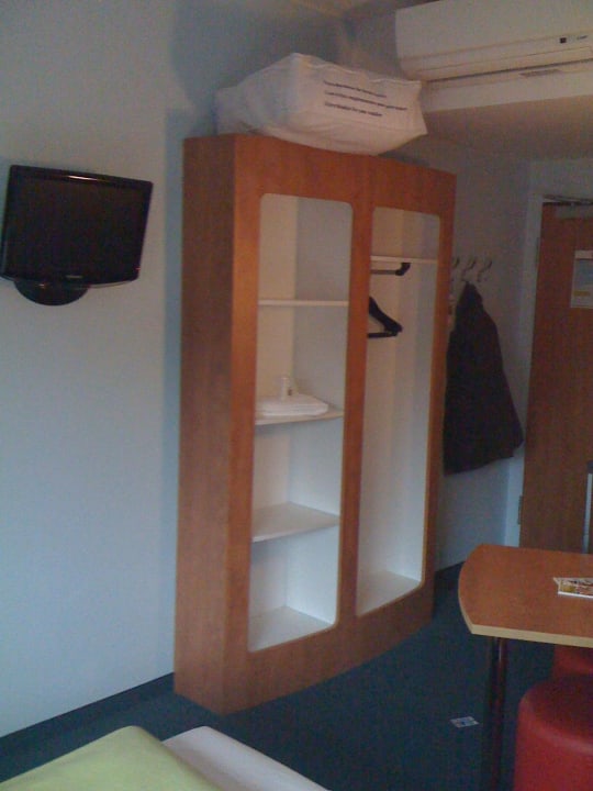 Ablage und Fernseher B&B Hotel Hamburg-Altona