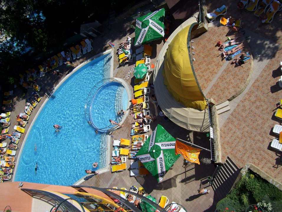 Część basenu, widok z balkonu Hotel Atlas